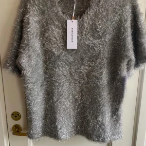 Tröja - Helt ny, sitter som en M