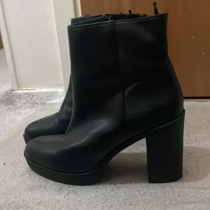 Vinter skor i storlek 40 - Använd 3-4 gånger, fortfarande ganska nya, skriv om du har fler frågor 