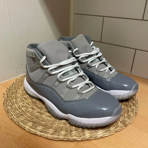 Jordan 11  - Nästan helt oanvända Jordan 11, väldigt bra skick bara att skriva om man har frågor osv!! Skorna är kopior.