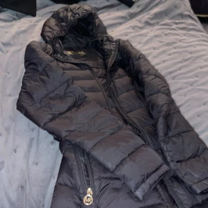 Lång jacka - Säljer denna fina mk jackan då den it används längre och vill bli av med den. Den har inga fläckar eller synliga användning. Den är äkta 