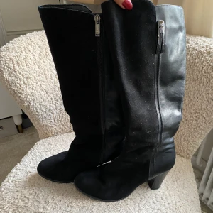 Boots  - Skit snygga boots som passar perfekt till hösten! Det är äkta skin och de är helt oanvända🤗