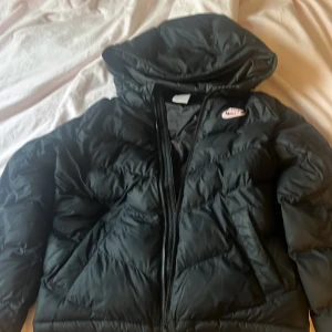 Pufferjacket - Säljer min nikejacka då jag inte använder den längre. Använd förra vintern men i fint skick. Pris kan diskuteras💗