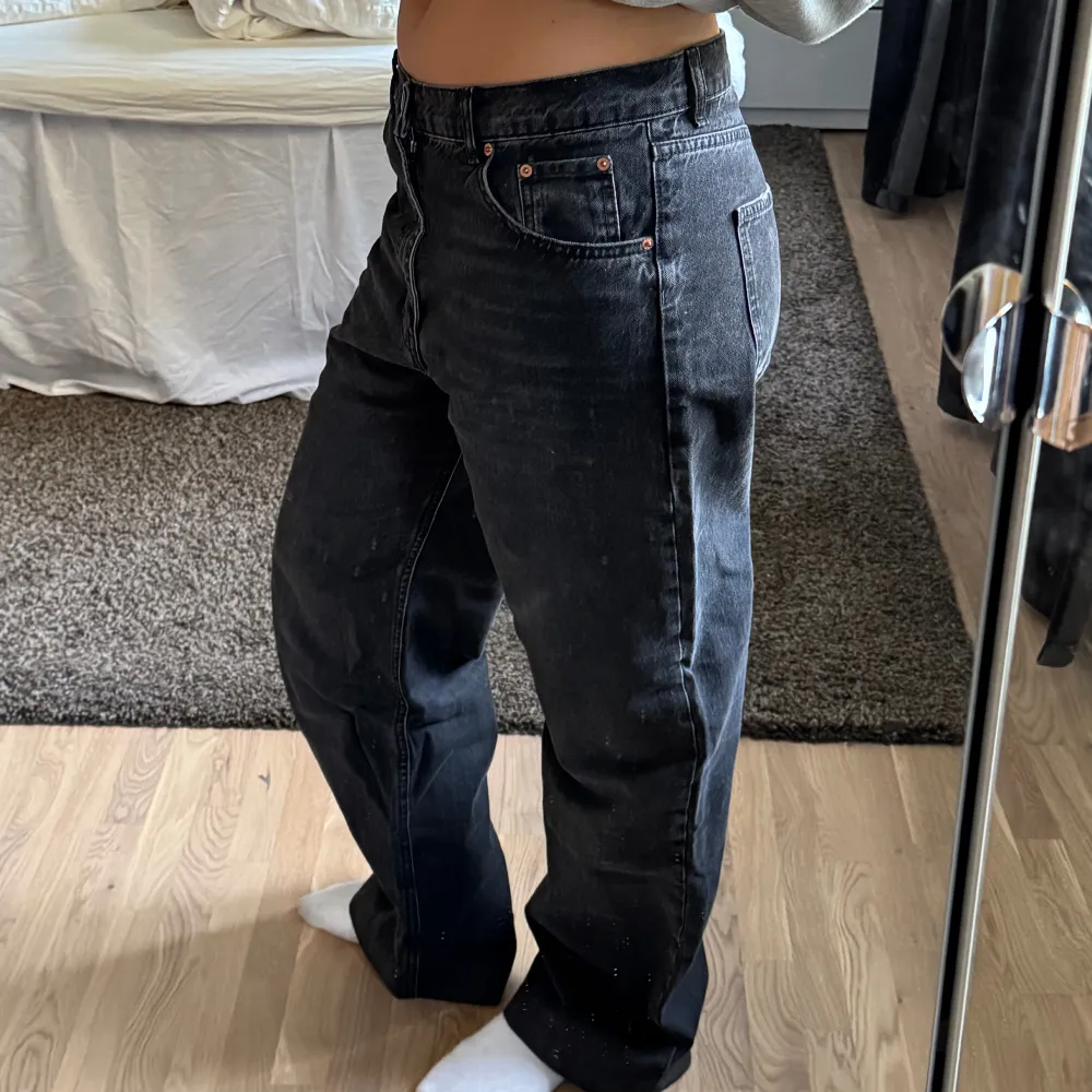 Super snygga svarta jeans från Zara! Jag har valt en större stl för att få de mer baggy🥰 byxorna är uppfollade längst ner men är långa på mig som är 171 cm! . Jeans & Byxor.