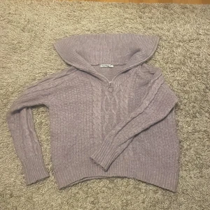 Stickadtröja - Den är i bra skick och har kvar färgen 