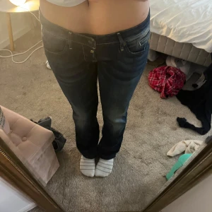 G star jeans - Köpt från Sellpy, klippt ner dem lite!! Storlek 30 längd 34. Är 165 och de är för långa för mig,kan göras dem lite mindre i midjan med knapp. Säljer för de är för långa. Är straight/bootcut om man viker upp de lite