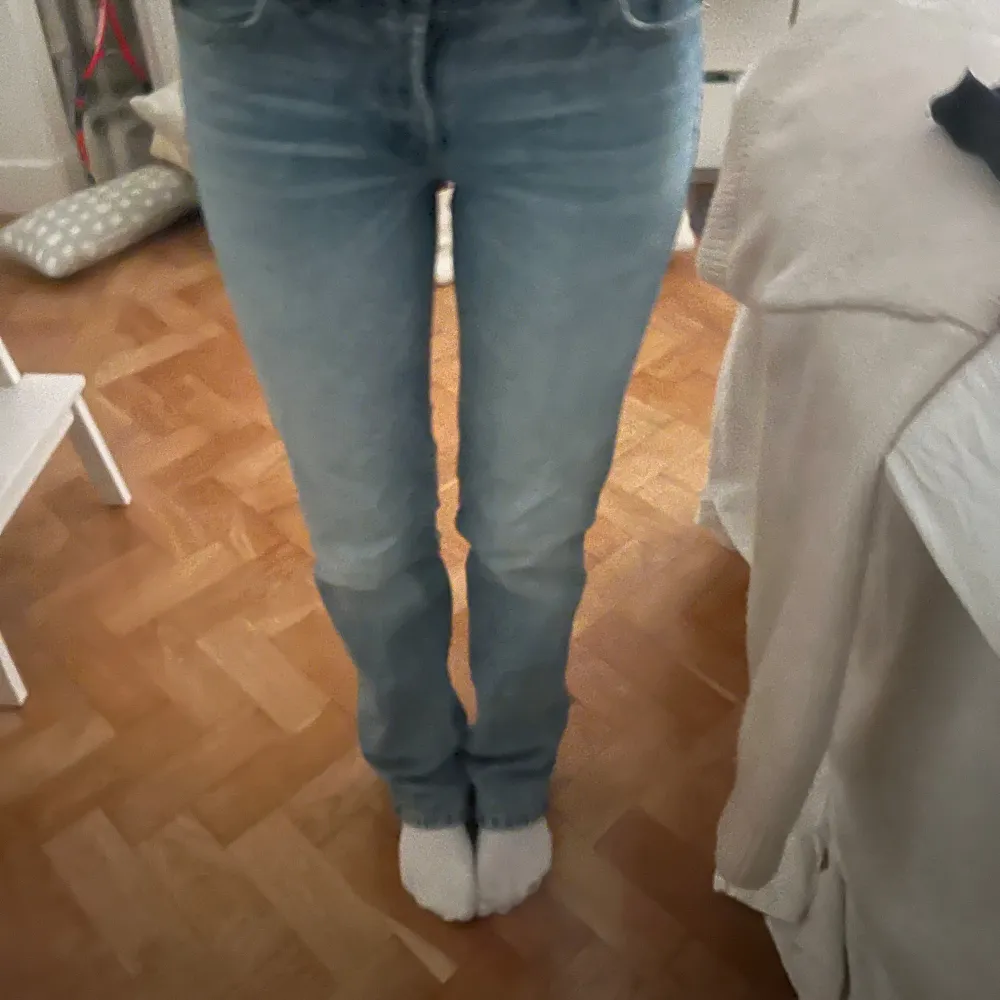 Säljer dessa straight Zara jeans som har blivit trendiga igen! Köpte för ca 4 månader sen och är använda väldigt sparsamt! Kontakta mig för mer info🩷. Jeans & Byxor.