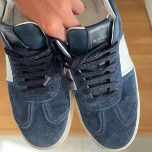 Valentino flycrew - Som ni ser är skorna i mycket fint skick, alla nitar finns kvar. Finns bara en liten defekt men inget märkvärdigt (bild 5)Inget og. Hör av er vid minsta fråga!