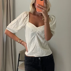 Vit topp med puffärmar  - Säljer en superfin vit topp i linneblandning från H&M. Stolek 40 och i superfint skick💘