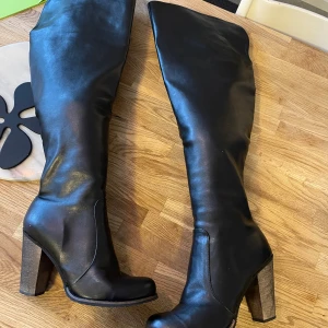 Stövlar över knä  - Använda bara en gång 