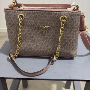 Säljer en ny mickhael kors väska helt ny  - Väska 