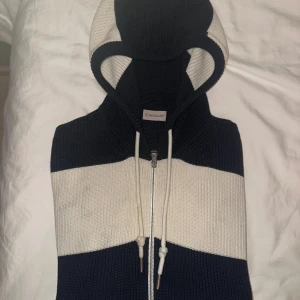 Stickad moncler tröja - Snygg vit & blå randig stickad moncler tröja. Köpt i Milano 2023.  Obs ser ut som en missfärgning på första bilden men är endast min kamera som gör en skugga. Fler bilder ges ut vid behov. Pris kan alltid diskuteras 