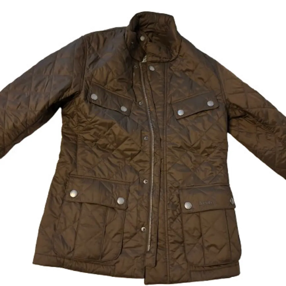 Nästan helt ny barbour field jacka som bara har används 3 gånger. Köpt 24/10/07 för 3200kr men jag säljer den för 1800kr. Hör gärna av er om ni har några frågor👍(är öppen till byten). Jackor.