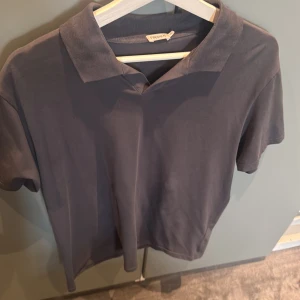 Filippa K piké utan knappar - Storlek XL  Grå Använd 1 gång så bra skick 9/10