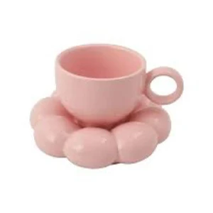 Rosa kopp med unik design - Denna söta rosa kopp har en unik design med en rundad bas som ser ut som en blomma eller moln. Perfekt för att ge en lekfull touch till ditt kök eller som en present till någon som älskar unika föremål. Koppen har ett litet handtag och är i en mjuk rosa färg.