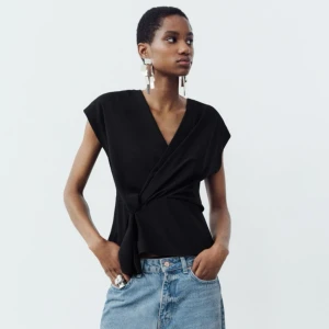 Omlott topp - Svart omlott topp från Zara! Använd 1 gång så i nyskick, slutsåld i xs på nätet😇