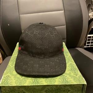 Gucci keps - Har it haft den länge köpte den för 2300 ångrar mig och den är äkta du får box men kvitto finns inte med.