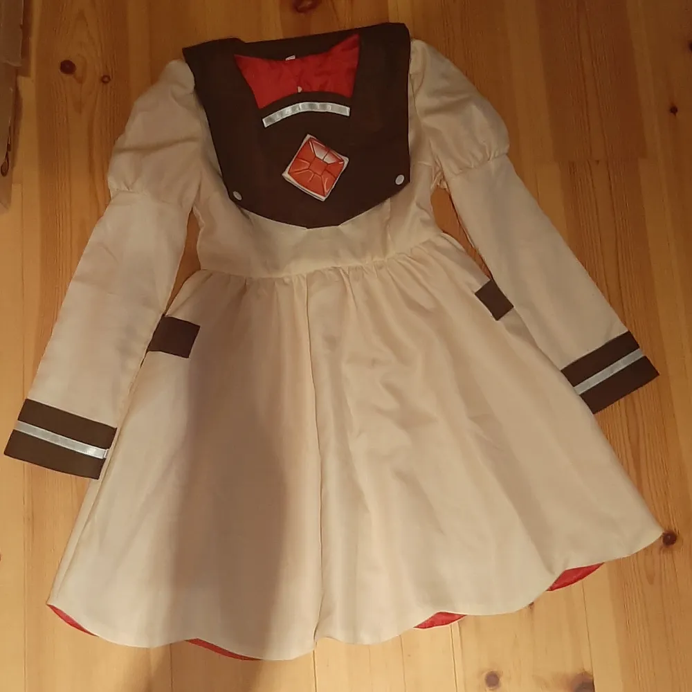 Cosplay fån animen Toilet-bound Hanako-Kun som inte kommer till användning då den har blivit lite för liten💕 Klänning och liten röd detalj medföljer❣ Klänningen har en dragkedja ibak. Bara att höra av sig vid intresse🌸💞. Klänningar.