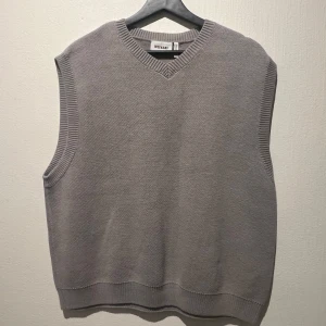 Weekday ärmlös stickad  - Använd men känns ändå ny