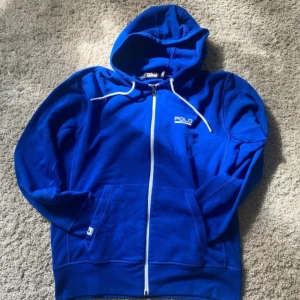 Polo sport hoodie - Nyskick polo tröja  Strl S men passar mer åt M hållet 