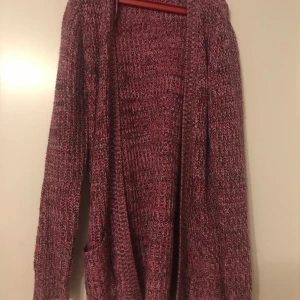 Rosa stickad kofta från FB Sister - Säljer en supermysig rosa stickad kofta från FB Sister. Perfekt för kyliga höst- och vinterdagar. Den har en avslappnad passform med långa ärmar och är riktigt skön att ha på sig. Koftan är i storlek S och passar perfekt för en casual look. 🧶✨