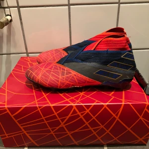 Adidas nemeziz x Spider-Man Limited Edition - Tja! Säljer nu ett par fotbollsskor från adidas som är Limited Edition! Skorna är i storlek 43 1/3, Det medföljer endast box! Hör av dig vid fler frågor!