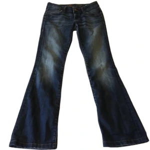 Vintage lågmidjade flare jeans  - Så snygga mörkblå lågmidjade utsvängda jeans! Midjemått 74cm Innerbenslängd 76cm 
