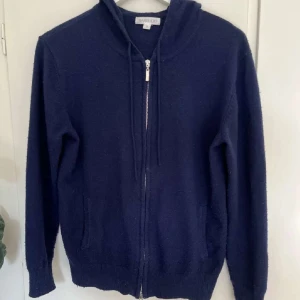 Mörkblå Kashmir Zip Up - Säljer nu min Kashmir Zip. Den är i bra skick, endast lite nopprig. Tveka inte att höra av er ang frågor 