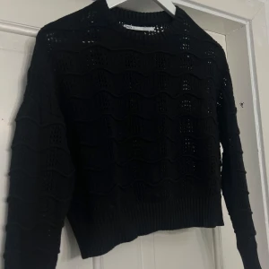 Svart stickad tröja - Svart stickad tröja med mönster. Storlek S från Only. Fint skick.