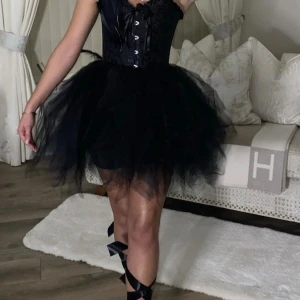 Svart tutu-klänning - Säljer en superfin svart tutu fluffig tyllkjol. Perfekt för fest eller halloween 🎃 ! Den är i nyskick och ger en riktigt elegant look. 
