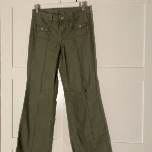 Gröna hm jeans  - Jättesnygg populära hm jeans! Säljer då dom var för stora! Har inte använt själv!❤️
