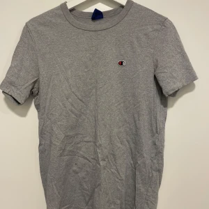 Grå t-shirt Champion  - Grå t-shirt Champion, fint skick!