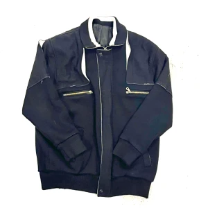 EveryWhere Bomber Jacka - As cool EveryWhere Bomber Jacka som är fodrad, silke, ull. Passar M-L Väldigt hög kvalite på jackan i både material och fabrikat. För mer info är de bara att fråga. :)