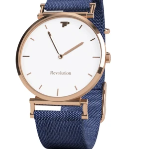 New York Rosé  - Ett tidlöst och stilrent armbandsur med roséguldspläterad boett med vit urtavla, roséguldpläterade visare och index, samt ett snyggt och bekvämt blått canvasarmband.