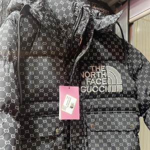 Jacka - Helt ny men passar inte mig  Ej äkta 