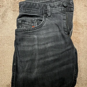 Disel jeans - 28W32L slim/skinny fit. på bild 5 visas mobil märke syns inte så värst mycket.