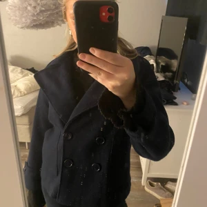 Mörkblå kappa - Jättesnygg kappa från design by si!!