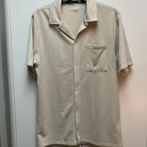 sommar piké  - den är tyvärr för stor för mig så säljer den här istället! köpt från lager 157 och sitter typ som M eller en stor S 