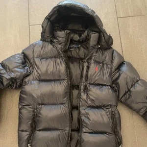 Ralph Lauren jacka - Tja säljer denna riktigt feta Ralph Lauren jacka i färgen svart. Nypris 6000, använd några gånger, skick 8,5-10