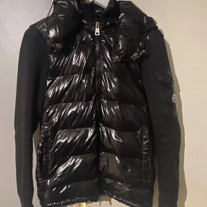 Moncler cardigan äkta - Säljer en moncler cardigan i strl S/M. Skick 9/10 nästan inga defekter alls. Skriv vid frågor. Priset är diskuterbart