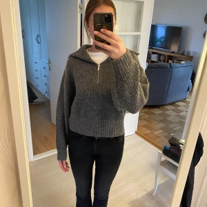 grå stickad tröja - grå stickadtröja med halv dragkedja från gina tricot i storlek M. funkar för både mindre och större storlekar beroende på hur man vill att den ska sitta. nästan oanvänd 