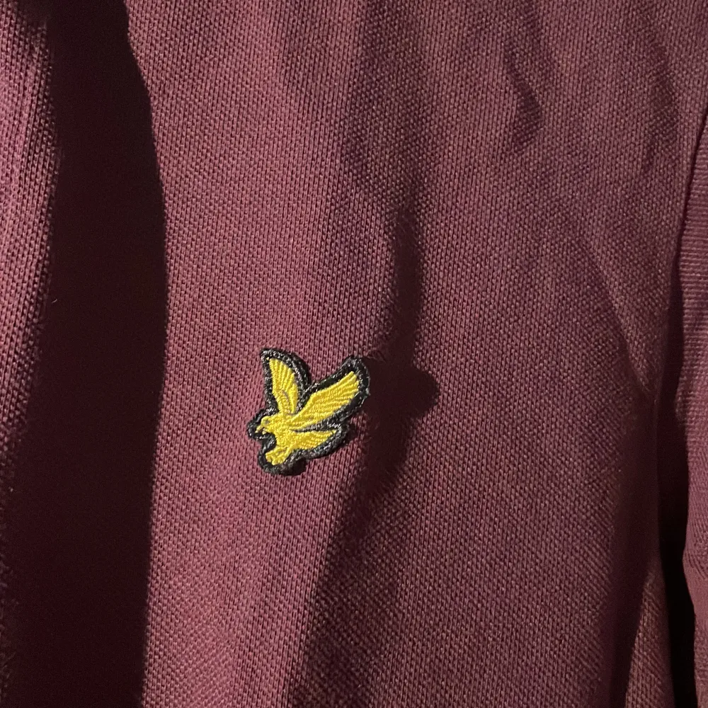 Säljer en snygg vinröd pikétröja från Lyle & Scott i storlek M. Säljer massor av likadana kläder från lyleandscott i andra sorters och färger i min profil. Original pris: 750kr. T-shirts.