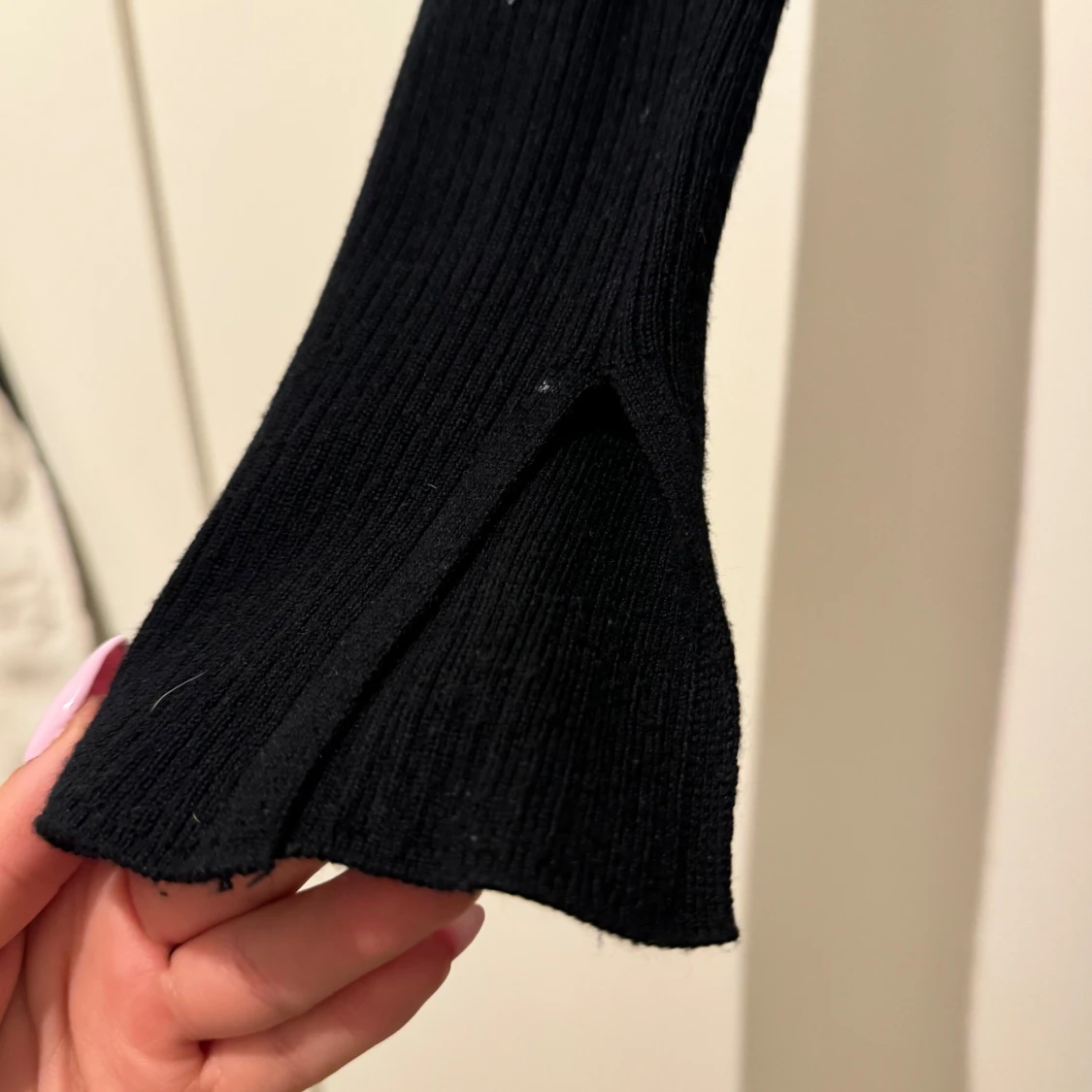 Svart ribbad klänning från BikBok - 1