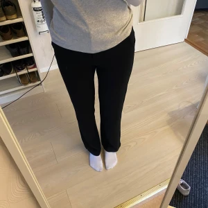 kostymbyxor - kostymbyxor från vero moda, använt ett fåtal gånger då jag tycker de är lite för korta i benen så de är så gott som nya. de är i storlek S/34