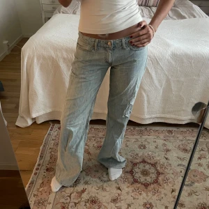 Assnygga ljusa jeans - Väldigt snygga ljusa jeans i en bootcut modell från märket Rockwood, strl står inte men jag är en S/36 i jeans samt är 175cm. Midjemått: 40 Innerbenslägd: 89