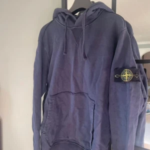 Mörkblå stone island hoodie  - Mörkblå Stone island hoodie i storlek M, men kan även passa S. Bra skick och inte överdrivet använd. Skriv för funderingar:) 