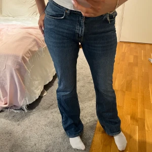 Mörkblå bootcut jeans midwaist  - Mörkblå långa bootcut jeans, mid waist. Innerbenslängd 83 cm 🥳