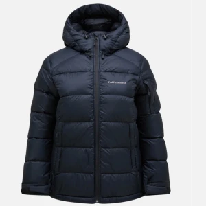 Peak performance jacka - Säljer denna peak performance vinter jacka som är svart. Den är i storlek 170 men skulle säga att den passar xs/s. Den är som ny och är i mycket fint skick. Hör av er om frågor eller egna bilder på jackan.