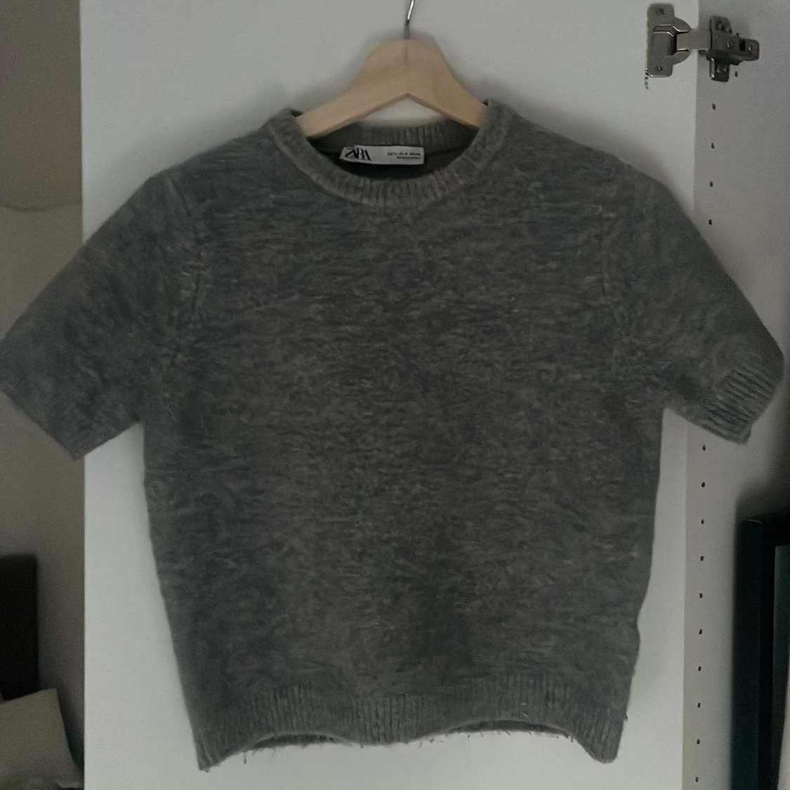 Fin kortärmad stickad ljusgrå tröja 