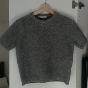 Fin kortärmad stickad ljusgrå tröja  - Den är i jätte bra skick,nästan aldrig använd 