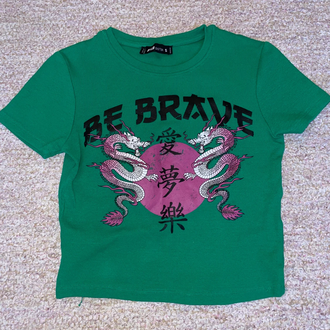 Grön T-shirt med tryck.